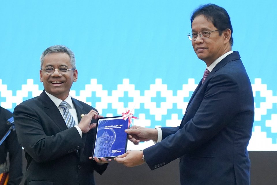 Menteri Keuangan Suahasil Nazara (kiri) menerima memori jabatan dari pejabat lama Purbaya Yudhi Sadewa saat serah terima jabatan di kantor Kementerian Keuangan, Jakarta, Selasa (15/9/2026). Suahasil Nazara ditunjuk oleh Presiden Prabowo Subianto untuk men