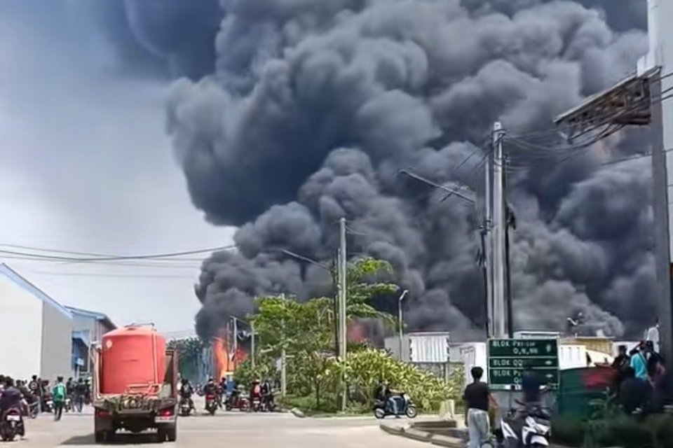 Insiden kebakaran hebat melanda puluhan bangunan gudang di Kawasan Pergudangan Kosambi Permai, Kecamatan Kosambi, Kabupaten Tangerang, Banten, pada Rabu (16/9) siang.