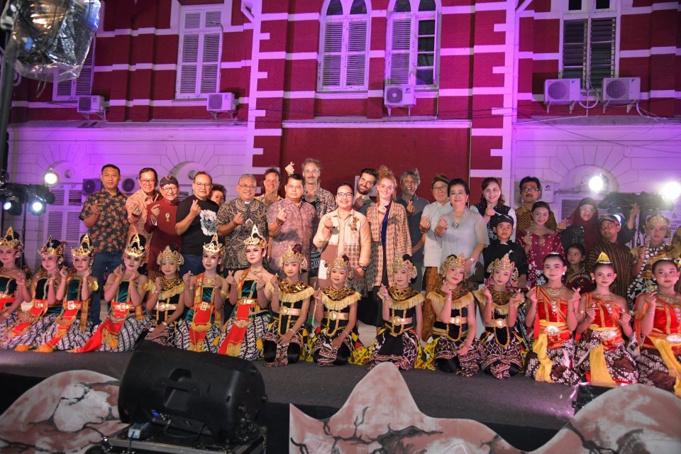Wali Kota Semarang Agustina Wilujeng saat Agustina saat menyaksikan Wayang On The Street dalam rangkaian Festival Kota Lama 2026 di kawasan Kota Lama, Minggu (13/9/2026) malam.