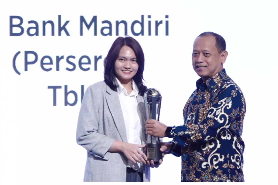 Bank Mandiri menerima Katadata ESG Insight Awards 2026 untuk Pilar Tata Kelola sektor perbankan dalam rangkaian Katadata SAFE 2026 di Sequis Tower, Jakarta, Kamis (17/9).