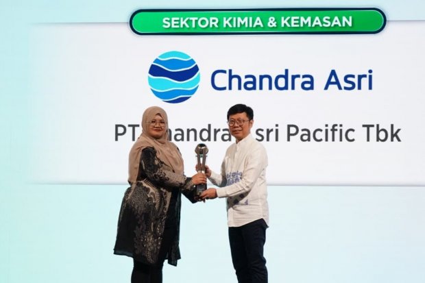 Endang Sylvia, Climate Resilience Section Manager PT Chandra Asri Pacific, menerima penghargaan Katadata ESG Awards 2026 dalam rangkaian Katadata SAFE 2026 di Jakarta, Kamis (17/9).