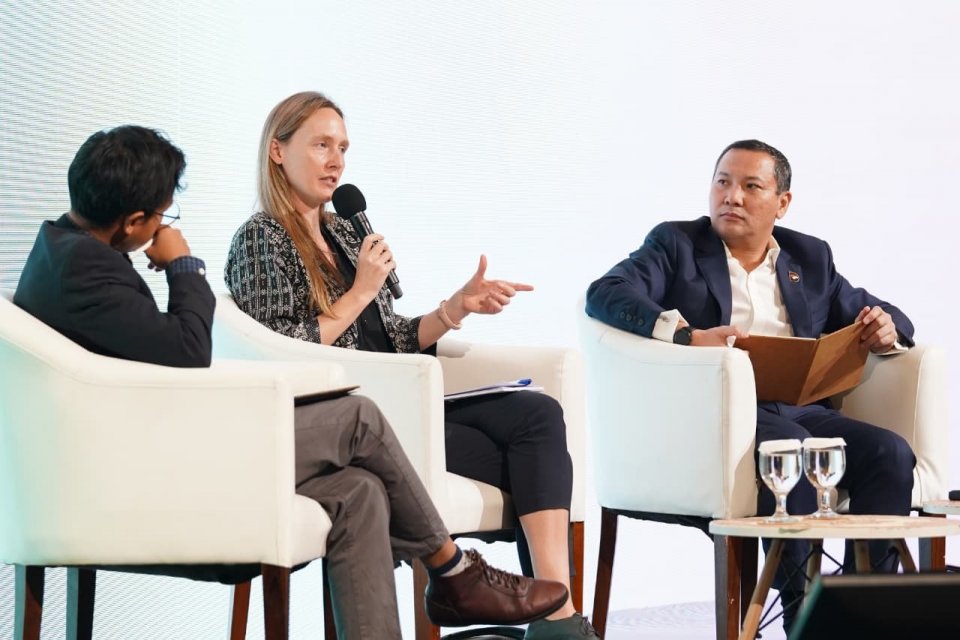 Managing Director of Development Investment of Danantara Development Management Fund (DDMF)Rahmat Kaimuddin (kanan), GIZ Energy Programme Director Lisa Tinschert (tengah), dan Editor Katadata Rezza Aji Pratama (kiri) dalam sesi diskusi Indonesia’s S