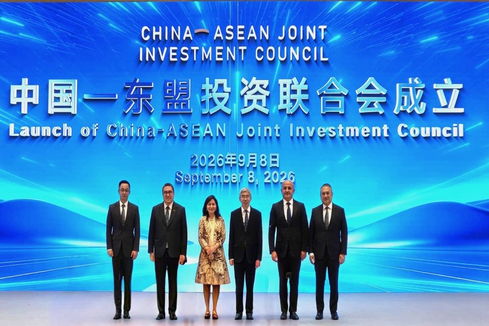 Kiri ke kanan: Chairman CGS, Wang Sheng, Secretary-General GPF, Dr Soraphol Tulayasathien, Chief Legal Counsel INA, Arisia Arundati Pusponegoro, Chairman dan CEO CIC, Zhang Qingsong, CEO SOFAZ, Israfil Mammadov, Managing Director Khazanah, Dato’ Amirul Fe
