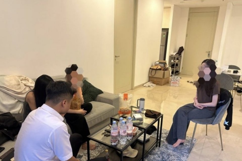 Petugas dari Polresta Bandara Soekarno-Hatta (Soetta), Polda Metro Jaya, memeriksa seorang selebgram Julia Prastini atau dikenal dengan Jule terkait penyalahgunaan cairan e-cigarette atau vape yang mengandung zat etomidate.\
