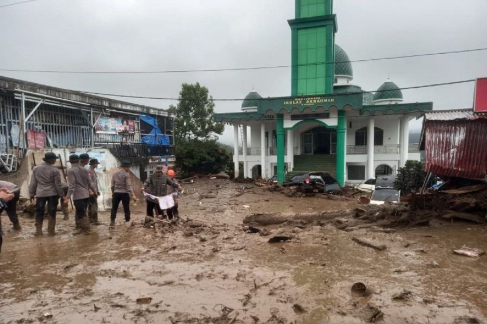 Dampak banjir bandang di Kabupaten Solok, Sumatra Barat, Senin (21/9). Foto: Antara