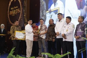 Pemimpin Divisi Corporate Secretary bank bjb Irwan Riswandi menerima penghargaan Kategori Inovasi Pengembangan Ekonomi dan UMKM pada Radar Banten Awar