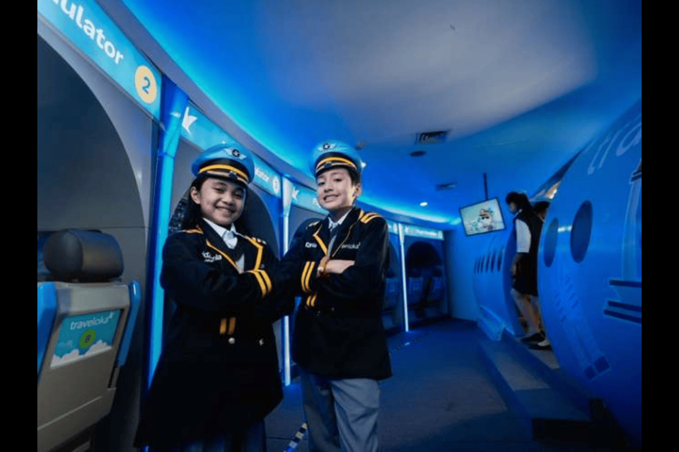 Anak-anak mencoba peran sebagai pilot dan awak kabin di KidZania Jakarta, tempat bermain edukatif yang memadukan simulasi profesi dan hiburan.