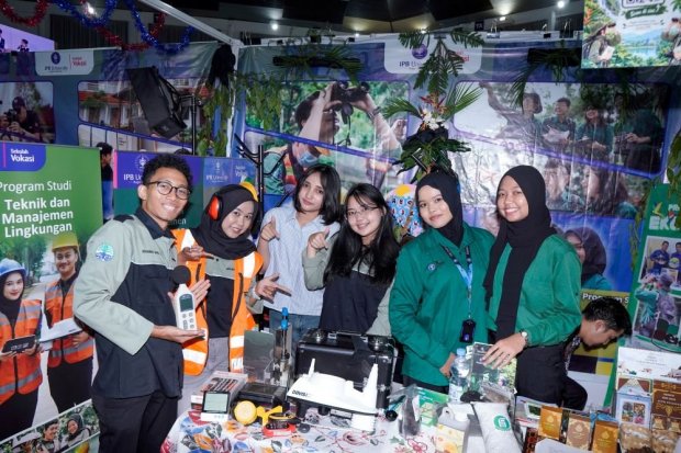 Mahasiswa IPB University berfoto bersama di booth Program Studi Teknik dan Manajemen Lingkungan dalam Open House Jelajah IPB 2026 di Kampus IPB Dramaga, Bogor, Sabtu (19/9/2026).