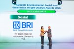 Perwakilan BRI menerima penghargaan kategori Sosial sektor Perbankan dalam Katadata ESG Insight (KESGI) Award 2026 di Jakarta, Kamis (17/9/2026).
