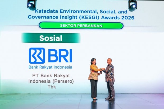 Perwakilan BRI menerima penghargaan kategori Sosial sektor Perbankan dalam Katadata ESG Insight (KESGI) Award 2026 di Jakarta, Kamis (17/9/2026).