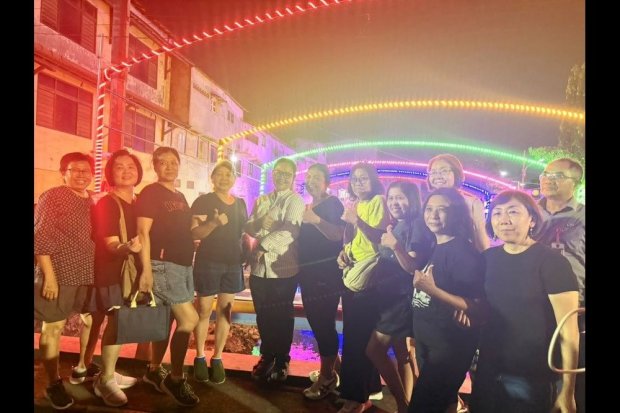 Wali Kota Semarang Agustina Wilujeng Pramestuti (tengah) berfoto bersama pengunjung saat mengunjungi Mooncake Festival 2026 di kawasan Pecinan Semarang, Rabu (23/9/2026).