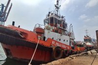 Kapal Sebesi II 216 milik PT Jasa Armada Indonesia Tbk (IPCM) bersandar di Pelabuhan III Tanjung Priok untuk perawatan, Rabu (29/7).