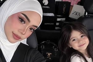 prompt ai foto shopping di mobil