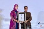 Kepala Divisi Layanan dan Contact Center PT Pegadaian (Persero) Rinny Amelia Hadjoh menerima penghargaan bagi perusahaan di ajang The Best Contact Cen