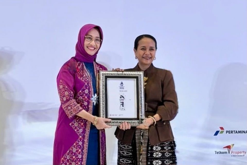 Kepala Divisi Layanan dan Contact Center PT Pegadaian (Persero) Rinny Amelia Hadjoh menerima penghargaan bagi perusahaan di ajang The Best Contact Center Indonesia (TBCCI) 2026, di Jakarta, pada Kamis (24/9/2026).