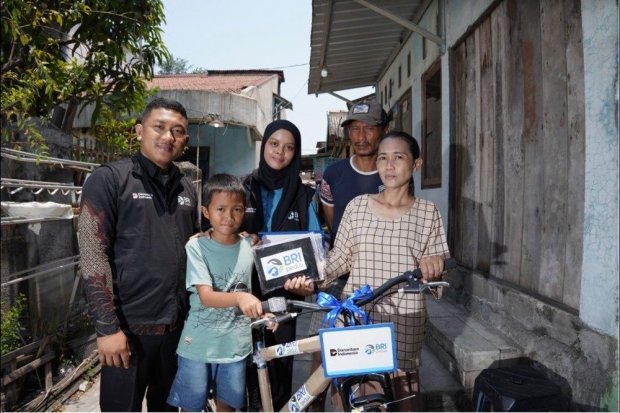 Mahesa bersama keluarganya menerima bantuan sepeda dari BRI Peduli untuk mendukung perjalanan hariannya menuju sekolah di Semarang.