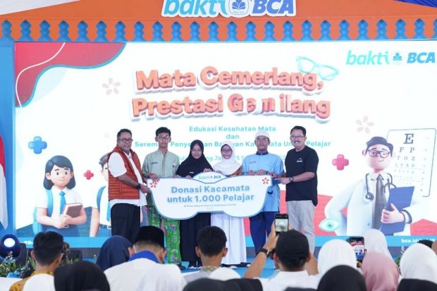 Direktur PT Bank Central Asia Tbk (BCA) Antonius Widodo (paling kanan) dengan didampingi oleh Wakil Gubernur DKI Jakarta Rano Karno (paling kiri) menyerahkan secara simbolis 1.000 kacamata untuk pelajar melalui program "Mata Cemerlang, Prestasi Gemilang