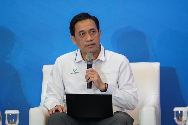 Direktur Pengendalian Ruang Digital Komdigi Safriansyah menyampaikan paparan pada FGD Penguatan Koordinasi Lintas Sektor Dalam Penanganan Penipuan Online di Pullman Hotel, Jakarta, Senin (28/9/2026).