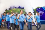 Peserta mengikuti jalan sehat dalam perayaan HUT ke-37 Bank Raya di Jakarta.