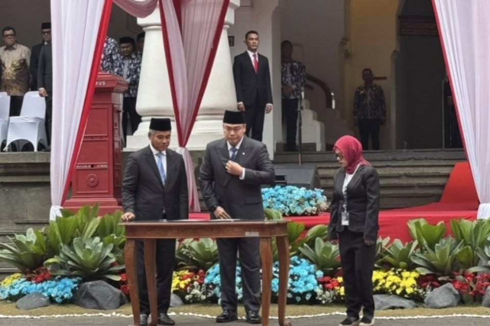 Wamenkomdigi Angga Raka Prabowo (tengah) saat memimpin upacara peringatan Hari Bhakti Pos dan Telekomunikasi (Hari Bhakti Postel) ke-81 di Kantor Pusat PT Pos Indonesia di Bandung, Jawa Barat, Minggu (27/9). 