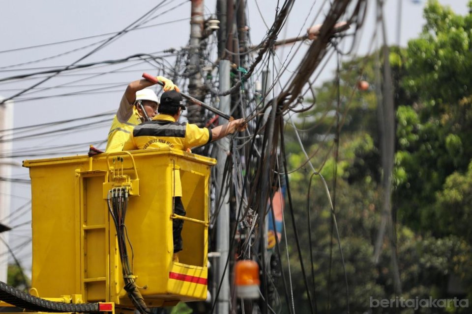 Pemprov DKI Jakarta menargetkan seluruh kabel udara diturunkan ke bawah tanah dalam lima tahun.