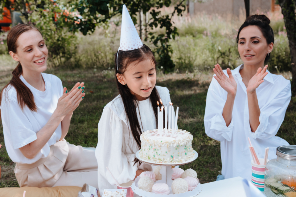 anak cewek dengan kue ulang tahun terkait ucapan selamat ulang tahun untuk anak cewek
