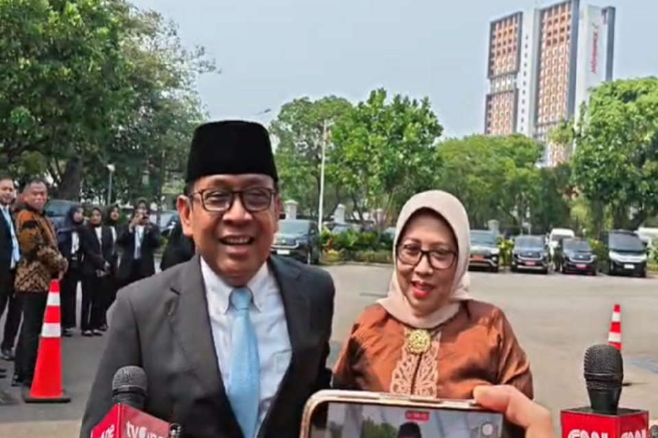 Mantan Menko PMK Pratikno bersama istri saat tiba di Istana Kepresidenan, Jakarta, Jumat (2/10). Foto: M Fajar Riyandanu/Katadata