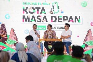 Sesi diskusi bersama Staf Khusus Menteri UMKM Hasby M. Zamri (kiri); Sekretaris Daerah Kota Cirebon Dr. Iing Daiman, S.IP, M.Si (tengah); dan Direktur