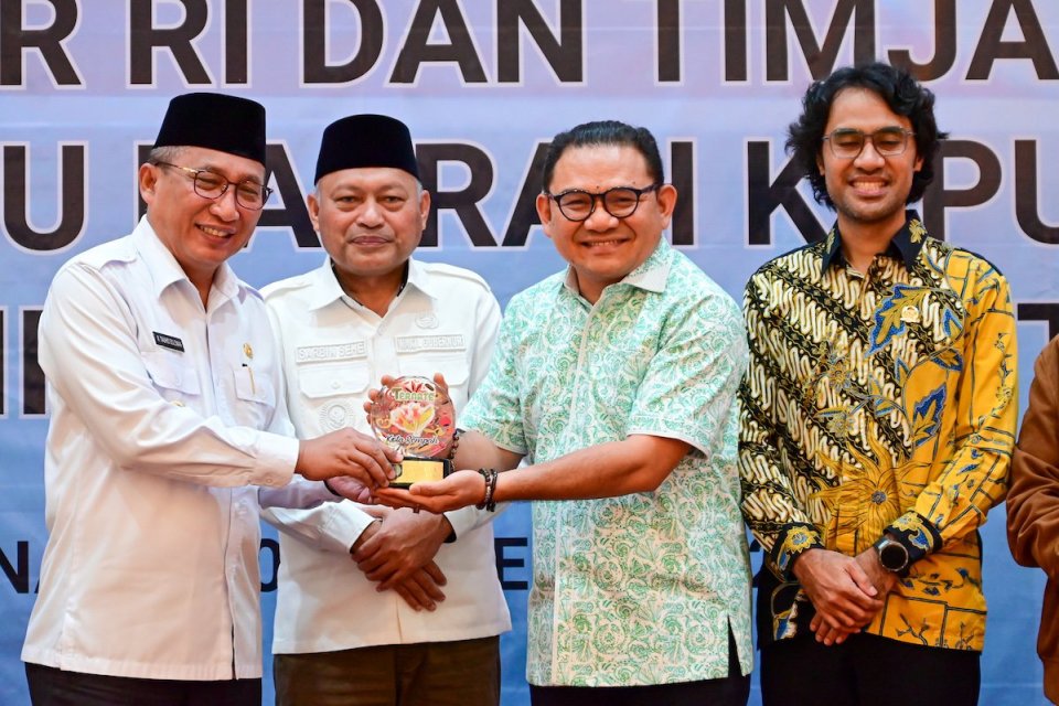 Wakil Ketua Pansus RUU Daerah Kepulauan DPR RI Jaelani (kedua dari kanan) menerima cenderamata plakat dari Wali Kota Ternate M. Tauhid Soleman usai Kunjungan Kerja Pansus RUU Daerah Kepulauan di Ternate, Maluku Utara, Rabu (30/9/2026). 