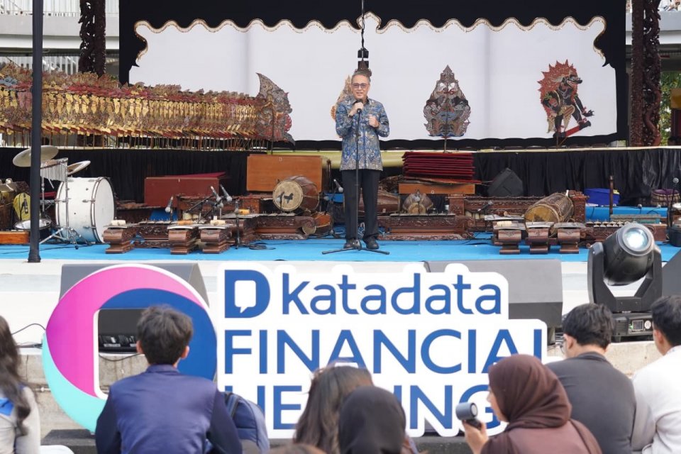Kepala Eksekutif Pengawas Perilaku Pelaku Usaha Jasa Keuangan, Edukasi, dan Pelindungan Konsumen (PEPK) OJK, Dicky Kartikoyono, dalam acara Cerdas Literasi Keuangan Digital: Cerdas Bertransaksi, Bijak Berinvestasi oleh Katadata, Sabtu (3/10).