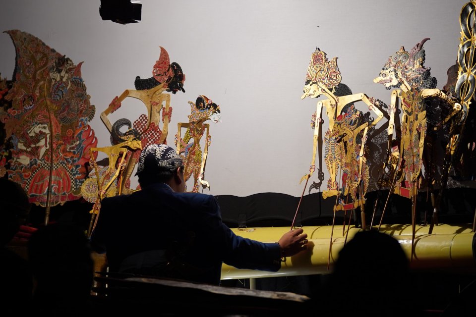 Pertunjukan wayang dalam acara Katadata Financial Healing
