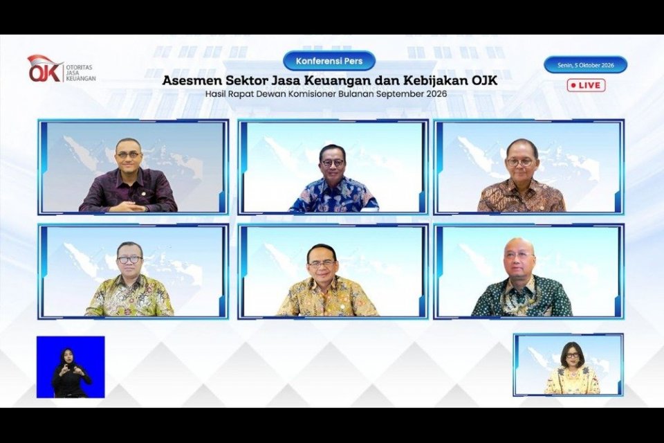 Konferensi pers hasil Rapat Dewan Komisioner Bulanan OJK, Senin (5/10). OJK menyatakan sektor jasa keuangan tetap stabil di tengah ketidakpastian geopolitik dan pengetatan kebijakan moneter global.