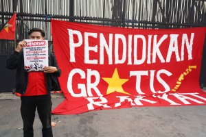 Mahasiswa Demo di DPR, Desak Pendidikan Gratis hingga Kesejahteraan Guru
