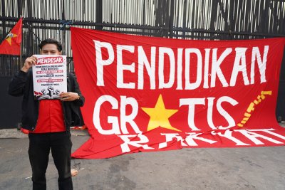Mahasiswa Demo di DPR, Desak Pendidikan Gratis hingga Kesejahteraan Guru