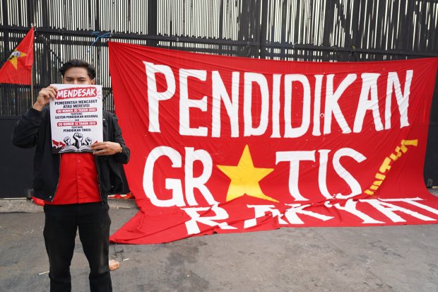 Mahasiswa Demo di DPR, Desak Pendidikan Gratis hingga Kesejahteraan Guru