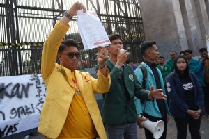 Mahasiswa Demo di DPR, Desak Pendidikan Gratis hingga Kesejahteraan Guru