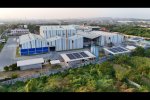 Panel surya yang beroperasi di pabrik Liku Telaga, anak usaha PT Lautan Luas Tbk, di Gresik, Jawa Timur.