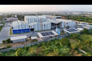 Panel surya yang beroperasi di pabrik Liku Telaga, anak usaha PT Lautan Luas Tbk, di Gresik, Jawa Timur.