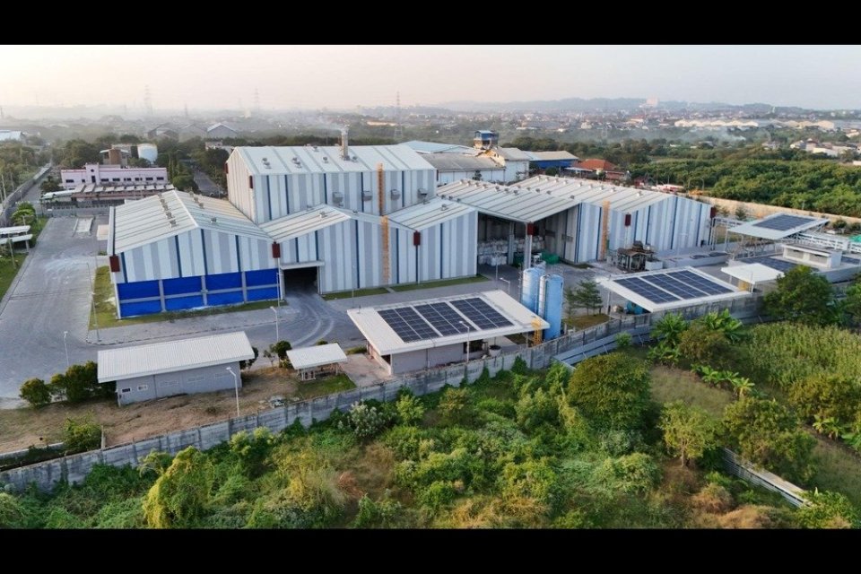 Panel surya yang beroperasi di pabrik Liku Telaga, anak usaha PT Lautan Luas Tbk, di Gresik, Jawa Timur.