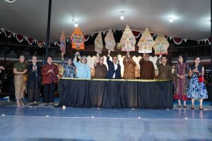 Pembukaan pagelaran Wayang Kuliterasi dengan lakon "Pandawa Kalah Judol" sebagai rangkaian acara Financial Healing 2026 di Taman Literasi Martha Tia