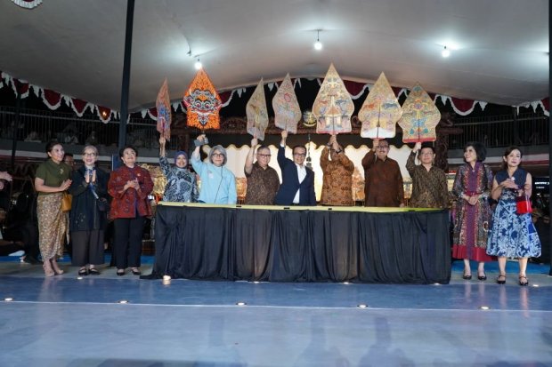Pembukaan pagelaran Wayang Kuliterasi dengan lakon "Pandawa Kalah Judol" sebagai rangkaian acara Financial Healing 2026 di Taman Literasi Martha Tia