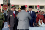Presiden Prabowo Subianto bersalaman dengan Presiden ke-7 Joko Widodo.