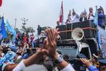 Pimpinan DPR temui massa buruh