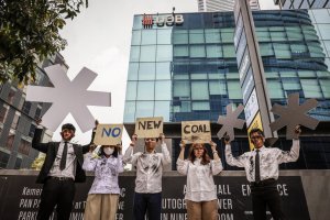 Aksi Protes Pembiayaan PLTU