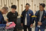 Direktur PT TSI Tatang Winata (kedua dari kiri) saat ditangkap Bareskrim di Bandara Soekarno-Hatta, Tangerang, Selasa (6/10).