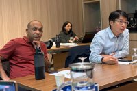 Dosen di Departemen Keuangan NUS Business School Prof. Johan Sulaeman (kanan) dan Profesor Pemegang Gelar Kehormatan Low Tuck Kwong di Bidang Keuangan