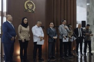 Wakil Ketua DPR RI Sufmi Dasco Ahmad bersama pimpinan DPR dan pemerintah saat konferensi pers di kompleks parlemen, Jakarta, Kamis (8/10).