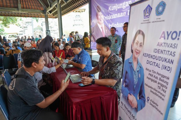 Antusiasme Warga Bali Daftarkan Data ke Perlinsos Digital Untuk Penyaluran Bansos (Foto: Katadata/Fauza Syahputra)