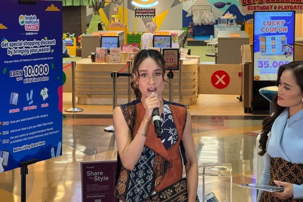 Cinta Laura Kiehl, Changemaker Partner of Langkah Membumi, dalam acara pembukaan Langkah Membumi Market (LLM), di Grand Indonesia, Jakarta, Kamis (8/10/2026).