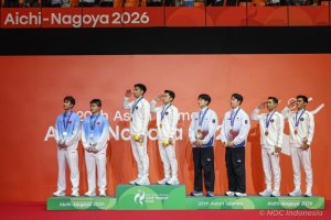 Para atlet bulu tangkis Indonesia berdiri di podium upacara penyerahan medali nomor ganda putra Asian Games 2026 di Aichi-Nagoya, Jepang, Selasa (29/9